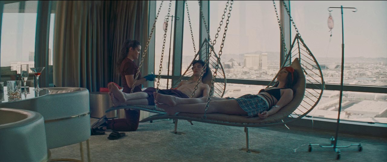 Anora (2024) WEBRip Hindi + English 720p x264 AVC HE-AAC 2.0 ESub.mkv.0003